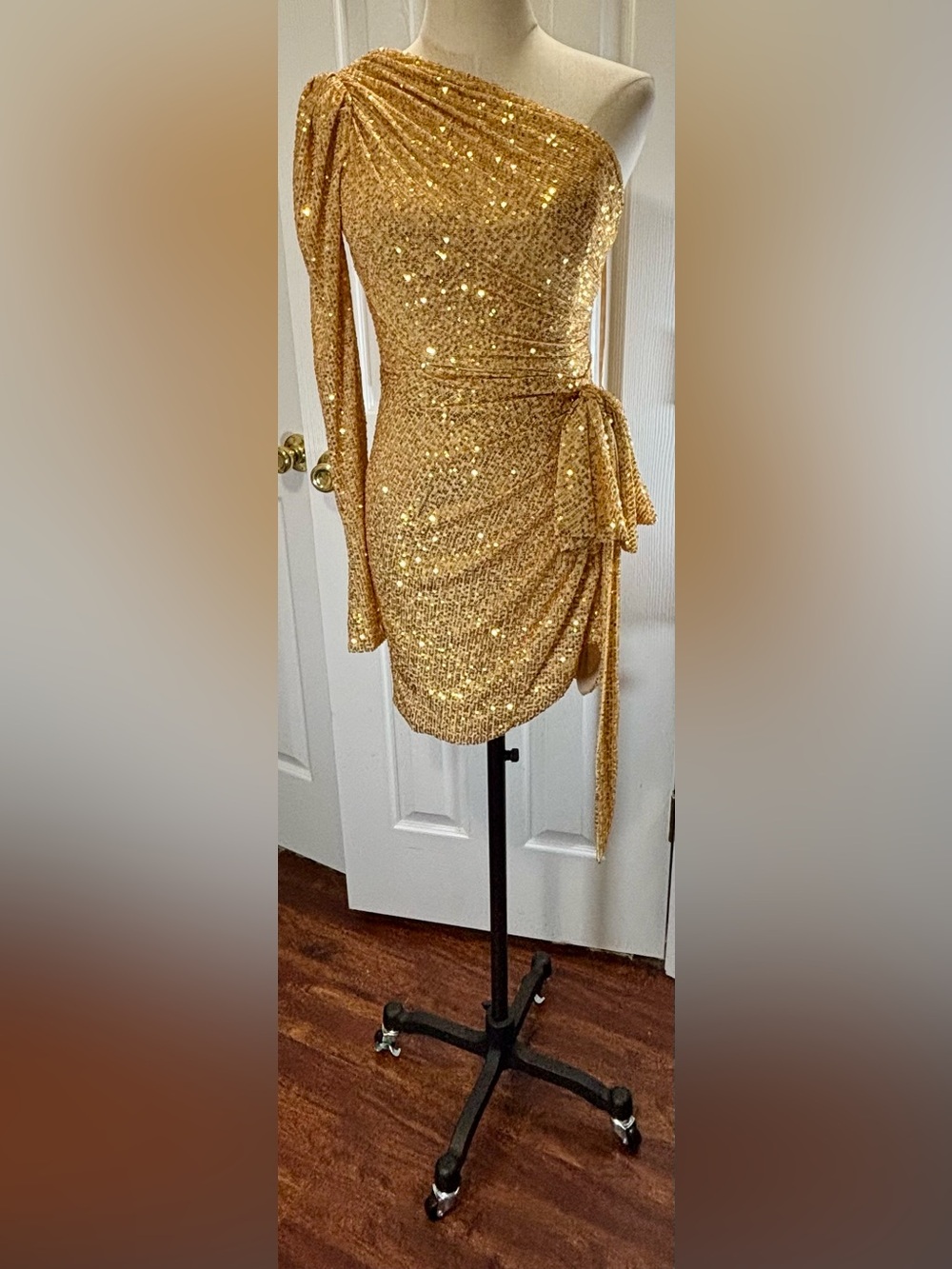 IEENA For MAC Duggal NWT Gold Sequined One Shoulder SideBow Dress Size 2 #26977